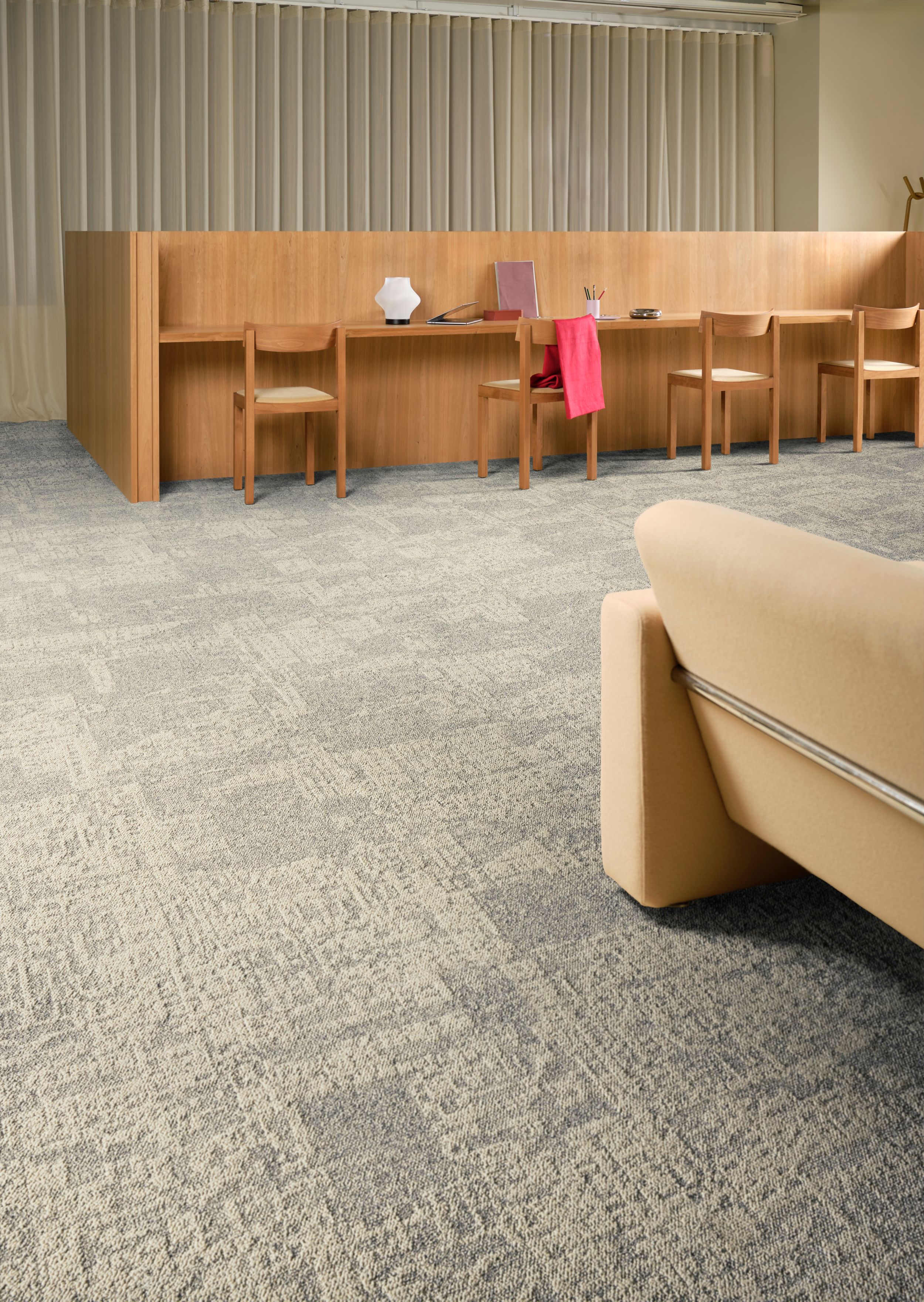Interface In Motion and Shift Point carpet tile in open office Bildnummer 3